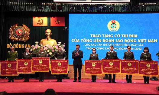 Phó Chủ tịch Tổng LĐLĐVN Huỳnh Thanh Xuân trao tặng cờ thi đua của Tổng LĐLĐVN cho tập thể, cá nhân có thành tích xuất sắc trong công tác công đoàn 2023. Ảnh: Hữu Chánh.