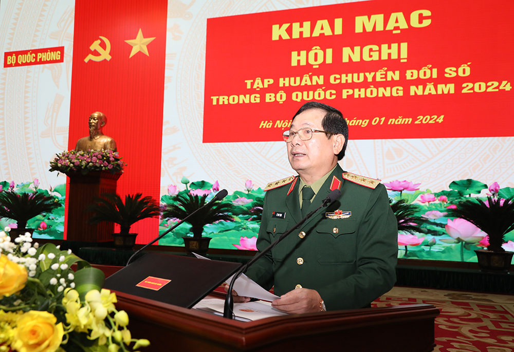 Thượng tướng Lê Huy Vịnh, Ủy viên Trung ương Đảng, Thứ trưởng Bộ Quốc phòng phát biểu tại Hội nghị tập huấn chuyển đổi số trong Bộ Quốc phòng năm 2024. Ảnh: Nguyên Hải