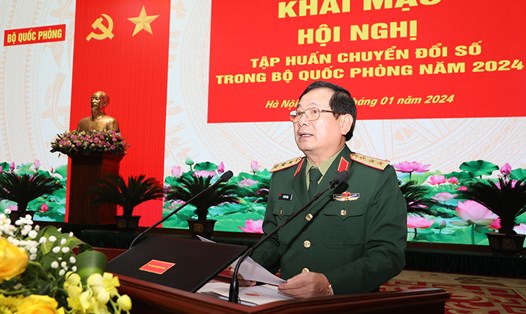 Thượng tướng Lê Huy Vịnh, Ủy viên Trung ương Đảng, Thứ trưởng Bộ Quốc phòng phát biểu tại Hội nghị tập huấn chuyển đổi số trong Bộ Quốc phòng năm 2024. Ảnh: Nguyên Hải