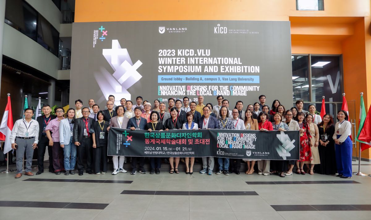 Trường Đại học Văn Lang lần đầu tổ chức triển lãm quốc tế tại Việt Nam với chủ đề "Thiết kế Sáng tạo cho Cộng đồng: Nâng cao hình ảnh thương hiệu địa phương". Anh: VLU