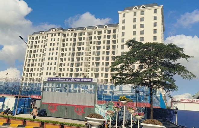 Dù đã xây dựng xong nhưng tòa nhà hỗn hợp 15 tầng phường Lê Hồng Phong chưa thể bàn giao cho cư dân, khách hàng. Ảnh: Trung Du