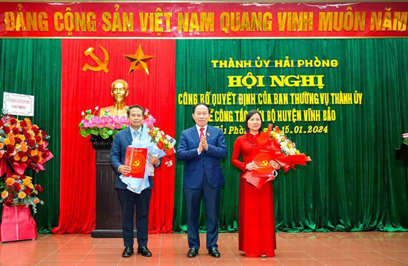 Ông Lê Tiến Châu, Bí thư Thành ủy Hải Phòng trao Quyết định và tặng hoa chúc mừng các cán bộ. Ảnh: Cổng TTĐT Hải Phòng 
