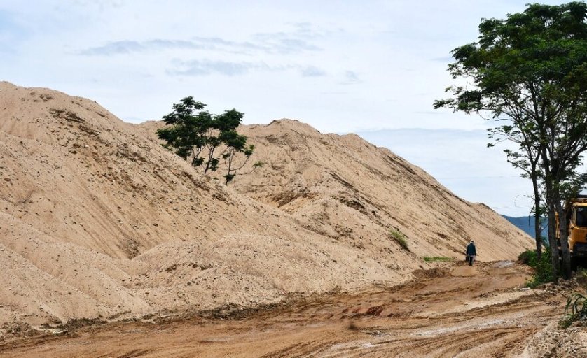 Giá cát ở Quảng Ngãi hiện rất cao, khiến người dân và doanh nghiệp có nhu cầu xây dựng “nóng mặt“. Nhiều người dân không dám xây nhà vì giá cát tăng phi mã. Ảnh: Ngọc Viên