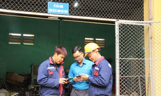Cán bộ công đoàn Công ty Cổ phần Quản lý công trình đô thị tỉnh Bắc Giang hướng dẫn người lao động đăng ký tham gia chương trình. Ảnh: Quyết Chiến