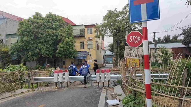 Đường sắt cắt qua đường dân sinh. Ảnh minh họa: Hoàng Khôi