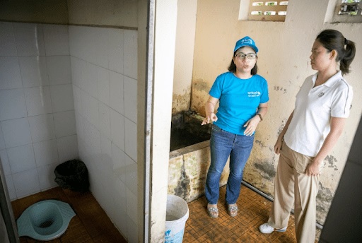 Đại diện UNICEF và Masterise khảo sát tình hình nhà vệ sinh tại các trường học tỉnh Sóc Trăng. Ảnh: Thủy Phạm