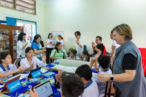 Đại diện UNICEF và Masterise tham gia các hoạt động giáo dục và trải nghiệm sáng kiến Thư viện số Toàn cầu được UNICEF lần đầu tiên giới thiệu tại Sóc Trăng. Ảnh: Thủy Phạm