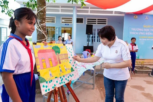 Thông qua các hoạt động vừa học vừa chơi, các học sinh tại trường tiểu học Long Phú C học được các kiến thức về môi trường, vệ sinh và biến đổi khí hậu. Ảnh: Thủy Phạm
