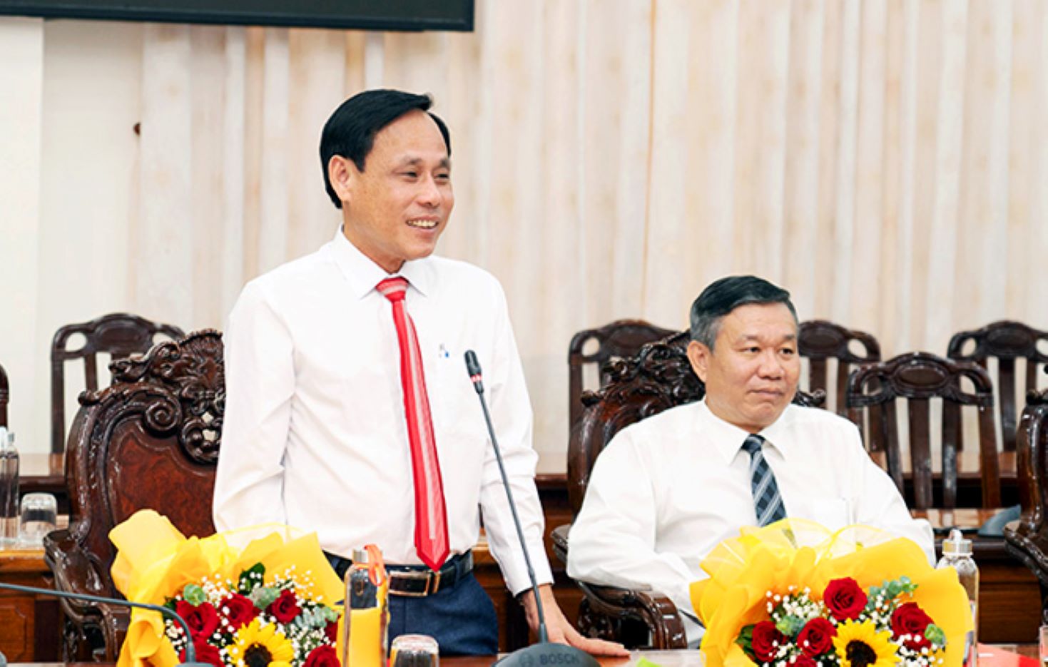 Ông Trần Hòa Hợp (trái) được bổ nhiệm giữ chức danh Chánh Văn phòng UBND tỉnh An Giang. Ảnh: Cổng Thông tin tỉnh An Giang