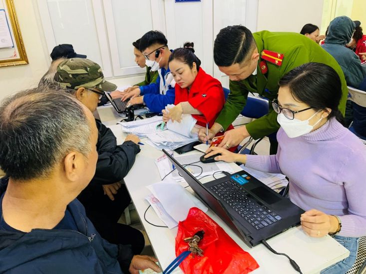 Người dân đến đăng ký tài khoản tại UBND phường Thổ Quan (quận Đống Đa, Hà Nội). Ảnh: UBND phường Thổ Quan cung cấp