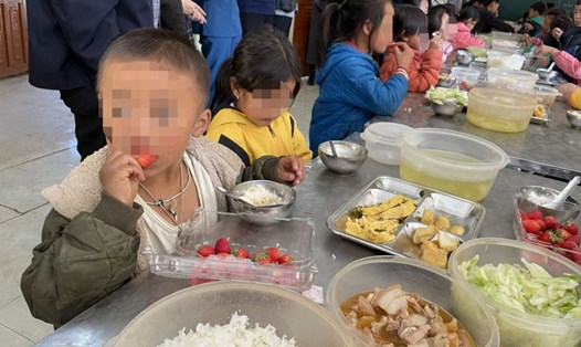 Bữa cơm bán trú của học sinh tại các trường TH&THCS ở Sơn La đảm bảo dinh dưỡng. Ảnh: Khánh Linh