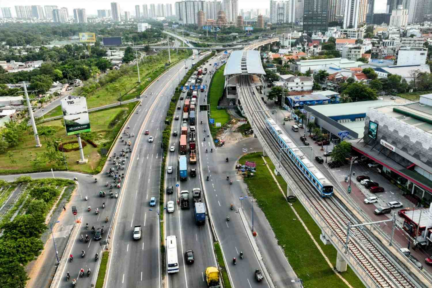 Tuyến Metro số 1 là một trong những dự án trọng điểm của TPHCM, dự kiến hoàn thành đưa vào khai thác tháng 7.2024. Ảnh: Anh Tú