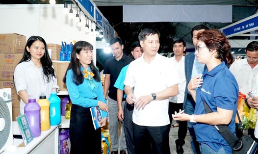 Ông  Nguyễn Thành Tâm - Bí thư Tỉnh uỷ, Chủ tịch HĐND tỉnh Tây Ninh (thứ 2, từ phải qua) - đã đến dự chương trình Chợ Tết Công đoàn. Ảnh: CĐ KKT TN