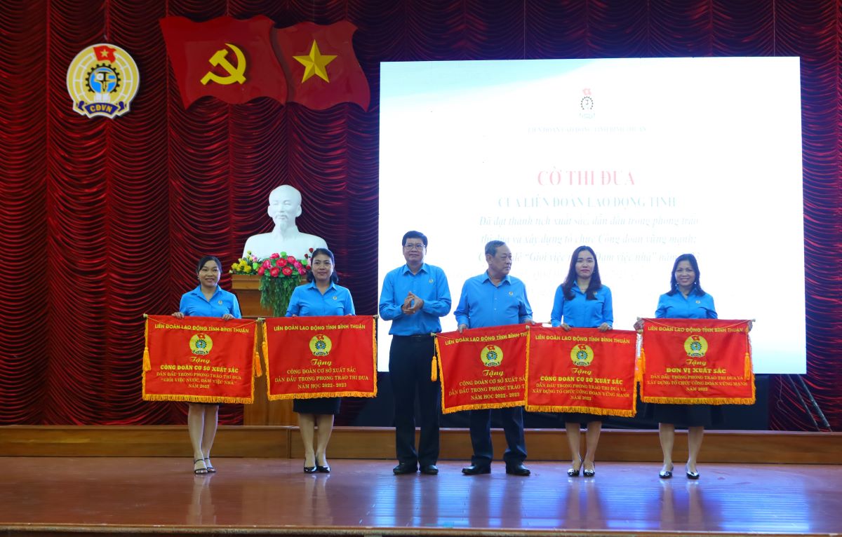 Đồng chí Đỗ Hữu Quy - Chủ tịch LĐLĐ tỉnh Bình Thuận trao bằng khen của LĐLĐ tỉnh cho các tập thể. Ảnh: Duy Tuấn