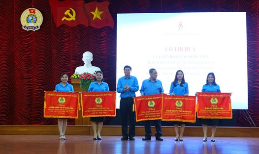 Các tập thể được nhận cờ thi đua của LĐLĐ tỉnh Bình Thuận năm 2023. Ảnh: Duy Tuấn