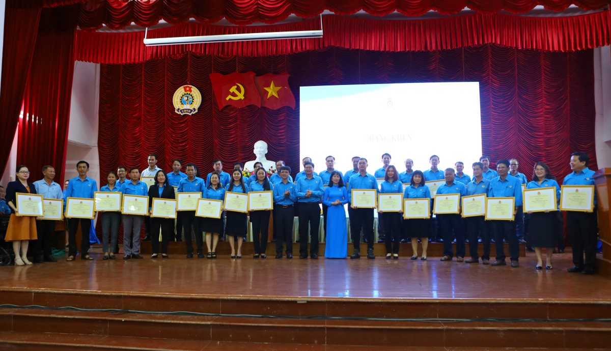 Lãnh đạo LĐLĐ tỉnh Bình Thuận trao bằng khen năm 2023 cho các tập thể. Ảnh: Duy Tuấn
