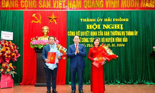 Ông Lê Tiến Châu, Bí thư Thành ủy Hải Phòng trao Quyết định và tặng hoa chúc mừng các cán bộ. Ảnh: Cổng TTĐT Hải Phòng