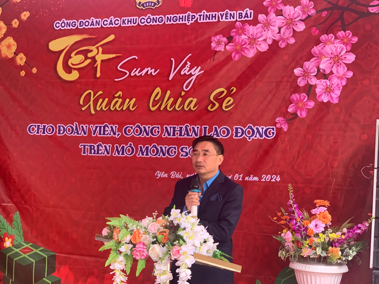 Ông Nguyễn Chương Phát - Chủ tịch LĐLĐ tỉnh Yên Bái phát biểu tại chương trình “Tết sum vầy”. Ảnh: Phan Kiên