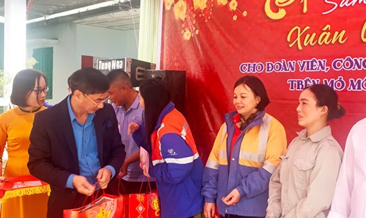 LĐLĐ tỉnh Yên Bái trao quà cho đoàn viên, công nhân lao động có hoàn cảnh khó khăn. Ảnh: Phan Kiên