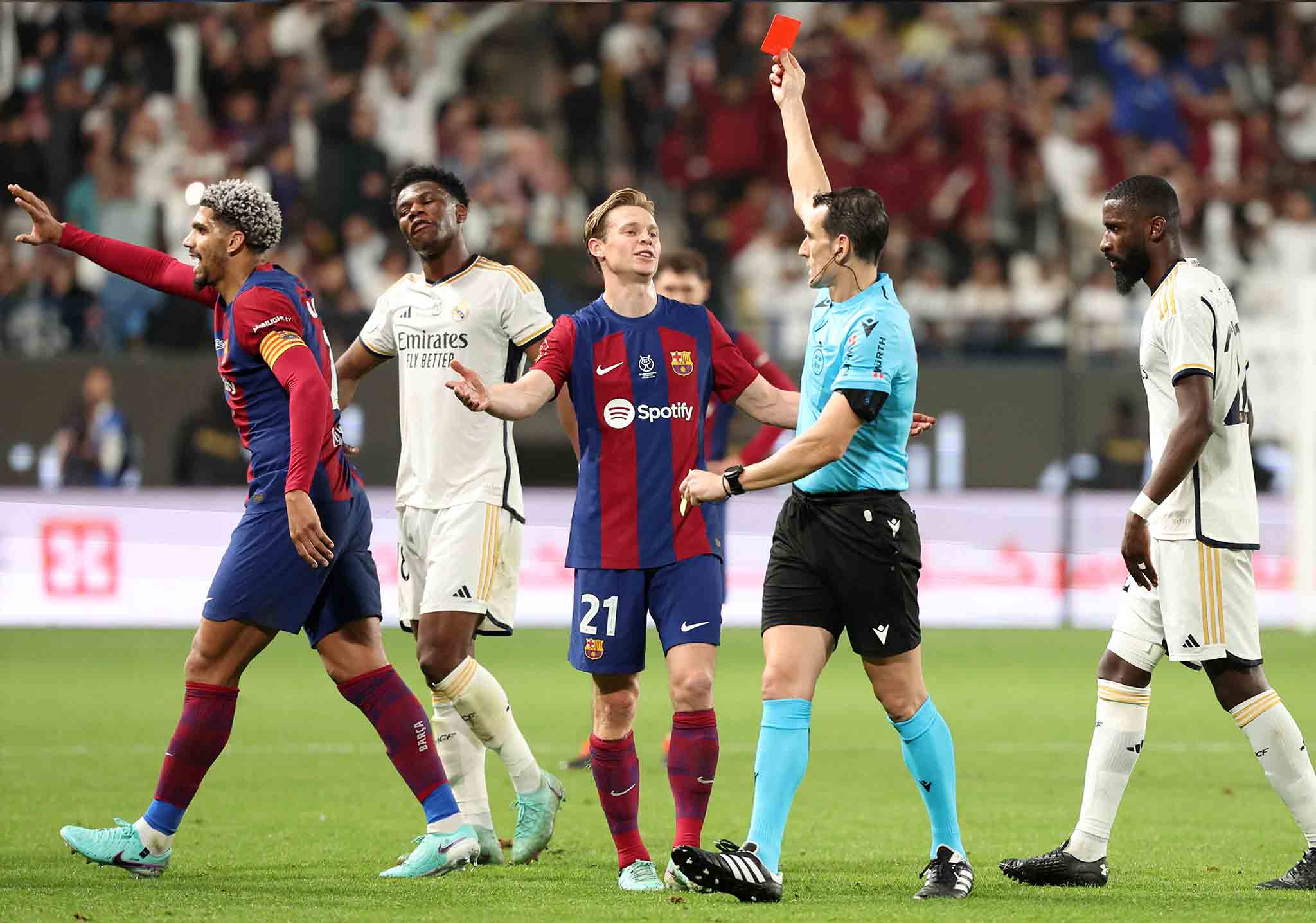 Tấm thẻ đỏ của Ronald Araujo đã nhấn chìm Barcelona. Ảnh: AFP