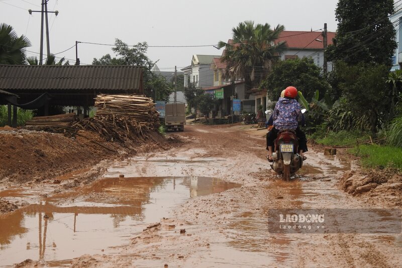 Trước đó, đường tỉnh 313C xuống cấp nghiêm trọng, tình trạng nắng bụi, mưa lầy phổ biến. Ảnh: Tô Công.