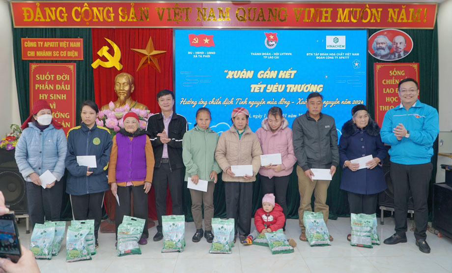 Trao quà hỗ trợ cho hộ nghèo ở xã Tả Phời, thành phố Lào Cai. Ảnh: V.T