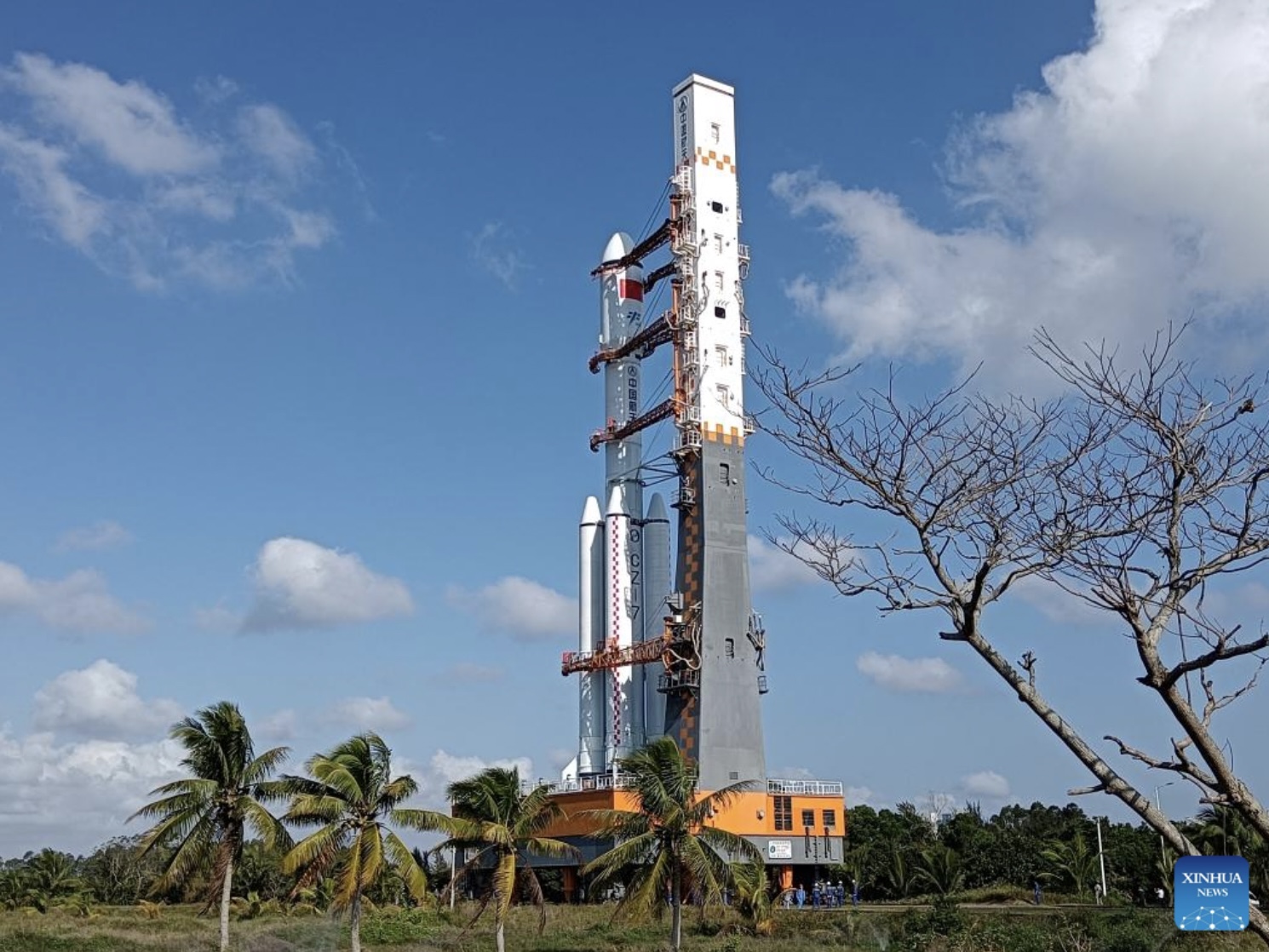 Tàu vũ trụ chở hàng Thiên Châu 7 và tên lửa đẩy Trường Chinh 7 Y8 tại bãi phóng tàu vũ trụ Văn Xương ở tỉnh Hải Nam, Trung Quốc. Ảnh: Xinhua