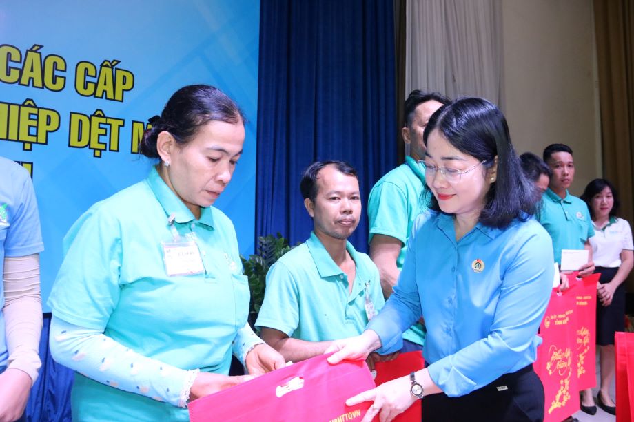 Bà Nguyễn Kim Loan - Chủ tịch LĐLĐ tỉnh Bình Dương trao quà cho công nhân khó khăn. Ảnh: Đình Trọng
