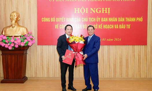 Chủ tịch UBND thành phố trao Quyết định và tặng hoa chúc mừng ông Nguyễn Ngọc Tú, Tân Giám đốc Sở Kế hoạch và Đầu tư. ẢNh: Cổng TTĐT Hải Phòng