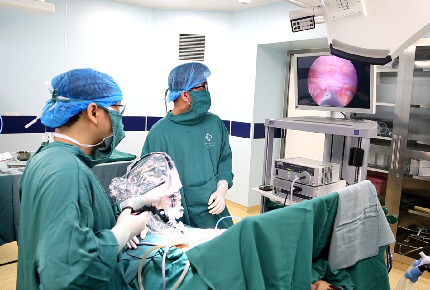 Bác sĩ thực hiện cắt ruột thừa cho bệnh nhi dưới kỹ thuật phẫu thuật một lỗ. Ảnh: BVCC