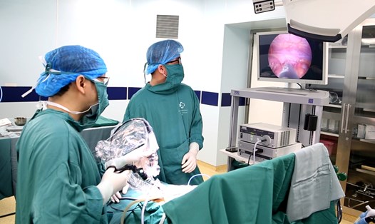 Bác sĩ thực hiện cắt ruột thừa cho bệnh nhi dưới kỹ thuật phẫu thuật một lỗ. Ảnh: BVCC
