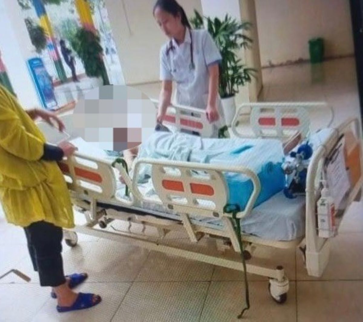Một trong hai học sinh nhập viện cấp cứu sau khi ăn bim bim. Ảnh: Người dân cung cấp
