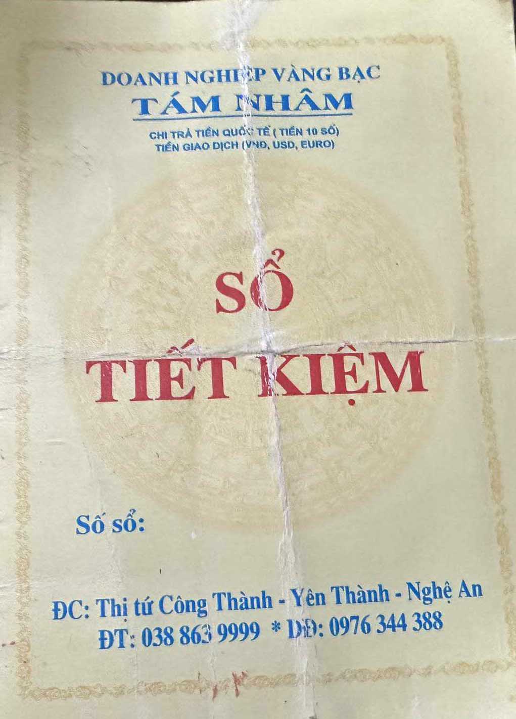 Doanh nghiệp tư nhân Tám Nhâm tự in sổ tiết kiệm để huy động tiền gửi. Ảnh: Quang Đại