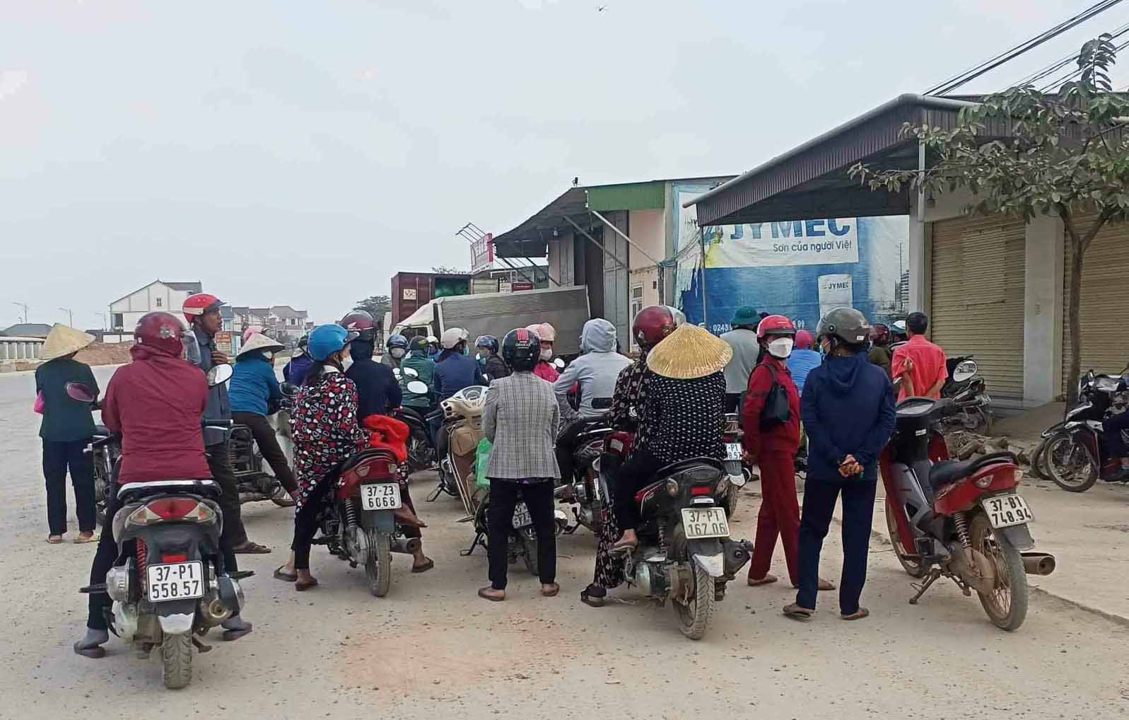 Khoảng gần 1 tháng nay, nhiều người dân liên tục kéo đến tiệm vàng Tám Nhâm đòi nợ. Ảnh: Quang Đại