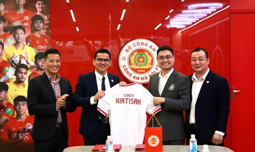Huấn luyện viên Kiatisak ra mắt câu lạc bộ Công an Hà Nội. Ảnh: CAHN FC