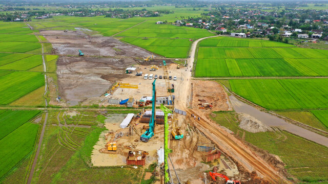 Cao tốc Quảng Ngãi - Hoài Nhơn thuộc dự án xây dựng công trình đường bộ cao tốc Bắc - Nam phía Đông giai đoạn 2021-2025. Dự án có tổng mức đầu tư hơn 20.400 tỉ đồng, với chiều dài 88km, trong đó đoạn qua tỉnh Quảng Ngãi dài 60,3km. Ảnh: Ngọc Viên