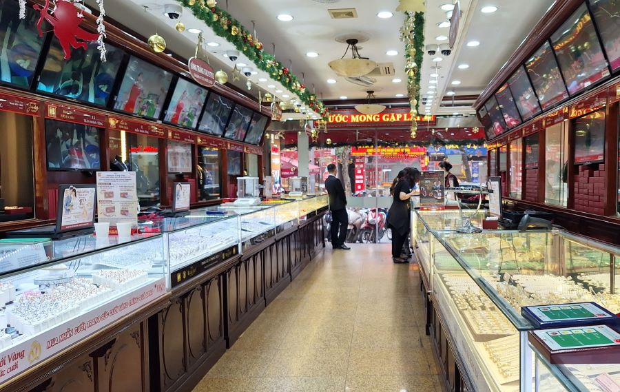 Hình ảnh ghi nhận tại cửa hàng vàng trên phố Trần Nhân Tông, quận Hai Bà Trưng. Ảnh: Đền Phú