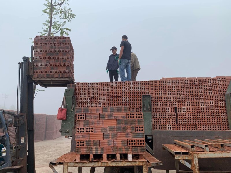 Tại Nhà máy gạch Tuynel Tân Kỳ( huyện Tân Kỳ, Nghệ An), gạch xây dựng đang tồn đọng nhiều. Ảnh: Quỳnh Trang