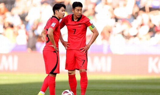 Son Heung-min và Lee Kang-In trong trận đấu gặp Bahrain.  Ảnh: ESPN 