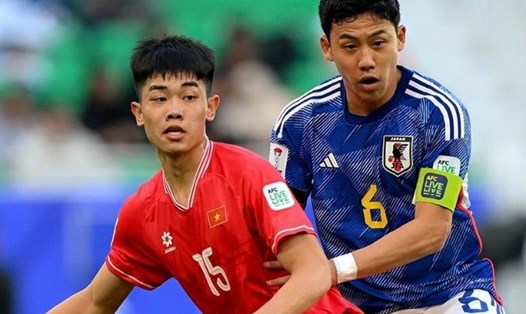 Tiền đạo Đình Bắc (số 15) có màn thể hiện ấn tượng ở trận tuyển Việt Nam gặp tuyển Nhật Bản. Ảnh: AFC