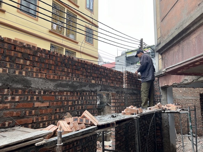 Theo người dân, Ban quản lý khu ký túc xá Thăng Long đã đập phá tường, xây mới, thay đổi kết cấu công trình đã gây nguy hiểm cho toà nhà B2. Ảnh: Người dân cung cấp