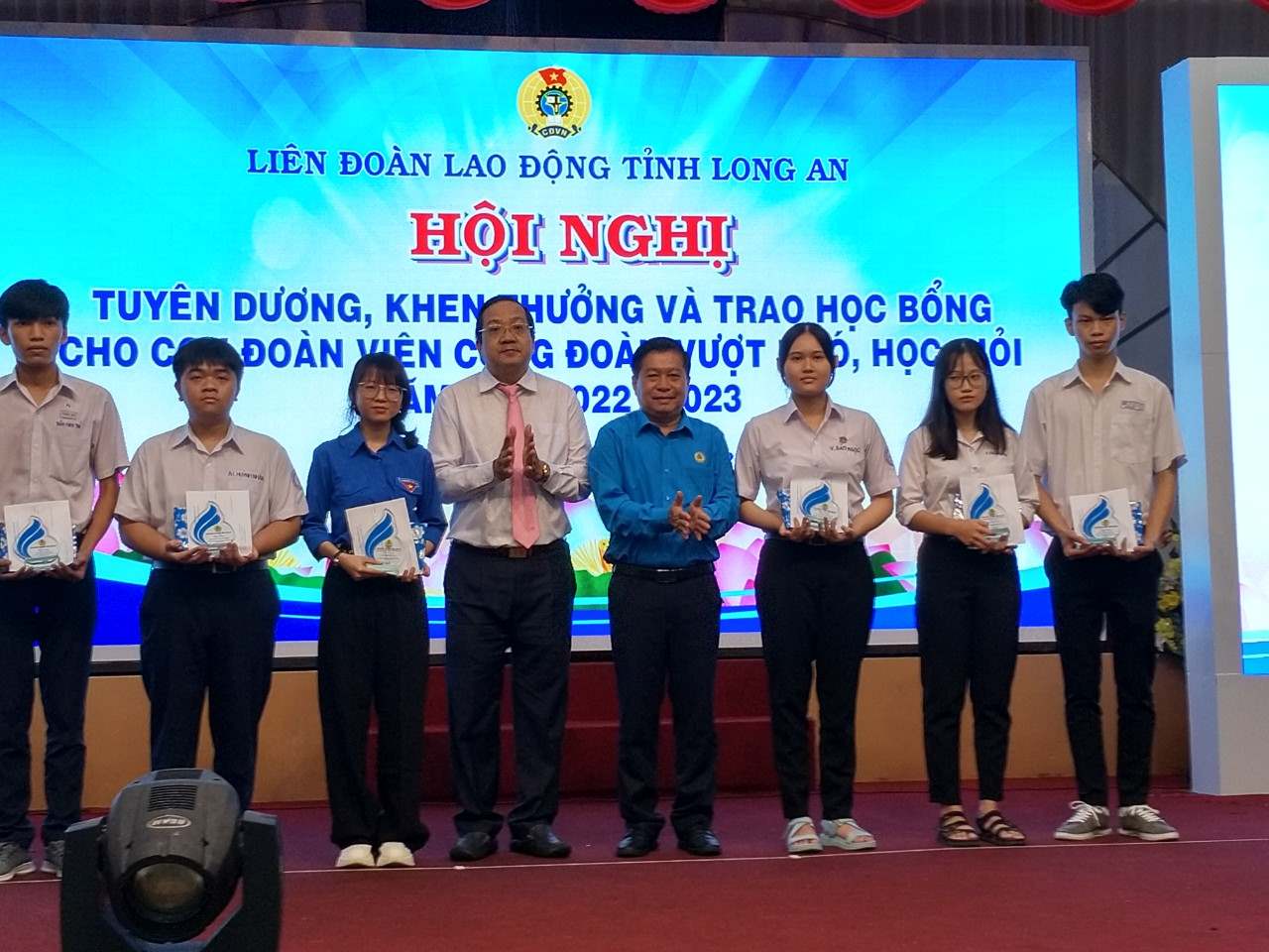 Lãnh đạo tỉnh Long An và LĐLĐ tỉnh trao khen thưởng con CNLĐ khó khăn, học giỏi năm 2023. Ảnh: Kỳ Quan