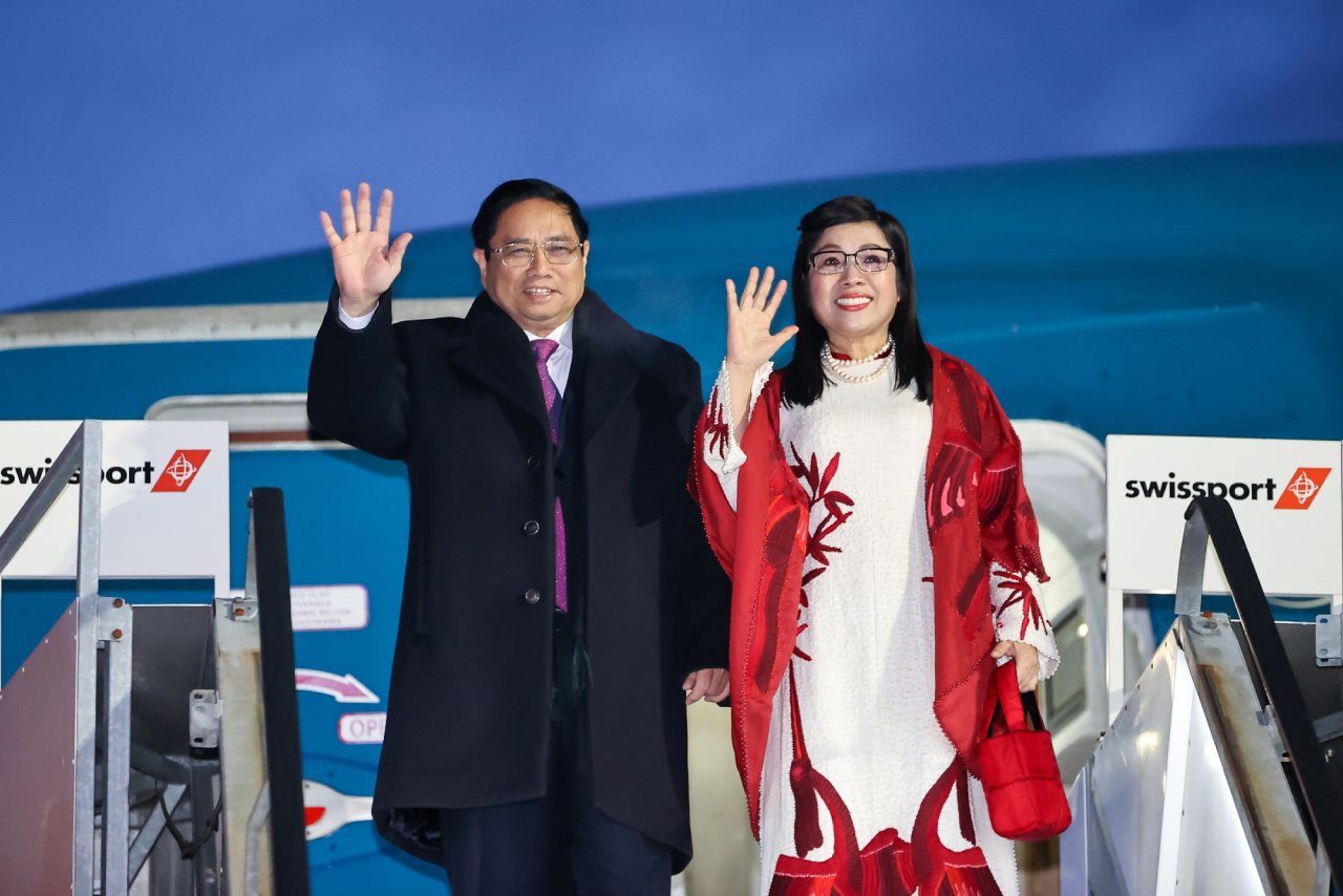 Thủ tướng Chính phủ Phạm Minh Chính và Phu nhân tới Zurich, Thụy Sĩ, bắt đầu chuyến công tác tham dự Hội nghị WEF Davos 2024. Ảnh: VGP