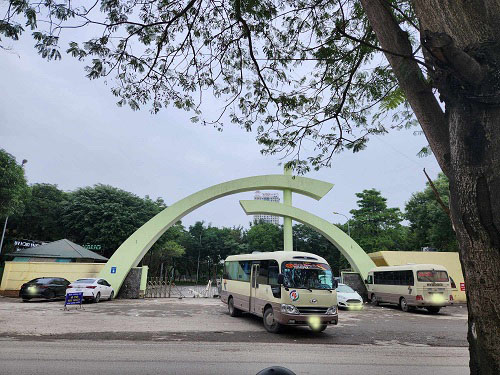 Ngang nhiên chiếm cổng Công viên Cầu Giấy lập bến cóc, xe dù đón trả khách. Ảnh: Minh Hạnh chụp 13 giờ 15 ngày 16.1.