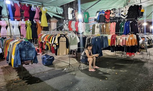 Chợ đêm TP Vĩnh Long, tỉnh Vĩnh Long có hơn 100 hộ kinh doanh gặp phải tình cảnh kinh doanh khó khăn từ năm 2021 đến nay. Ảnh: Hoàng Lộc.