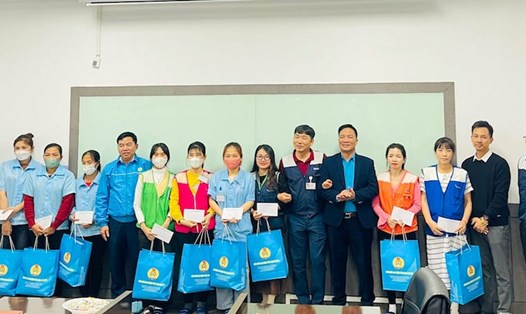 Lãnh đạo LĐLĐ tỉnh Thái Nguyên và Công đoàn các Khu công nghiệp tỉnh Thái Nguyên tặng quà Tết cho đoàn viên khó khăn. Ảnh: CĐKCNTN
