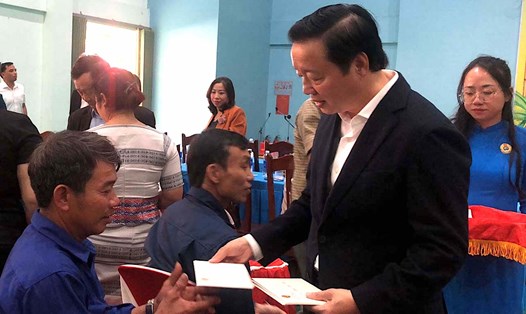 Phó Thủ tướng Chính phủ Trần Hồng Hà đến chúc tết, tặng quà cho Nhân dân trên địa bàn tỉnh Kon Tum. Ảnh: Lê Nguyên
