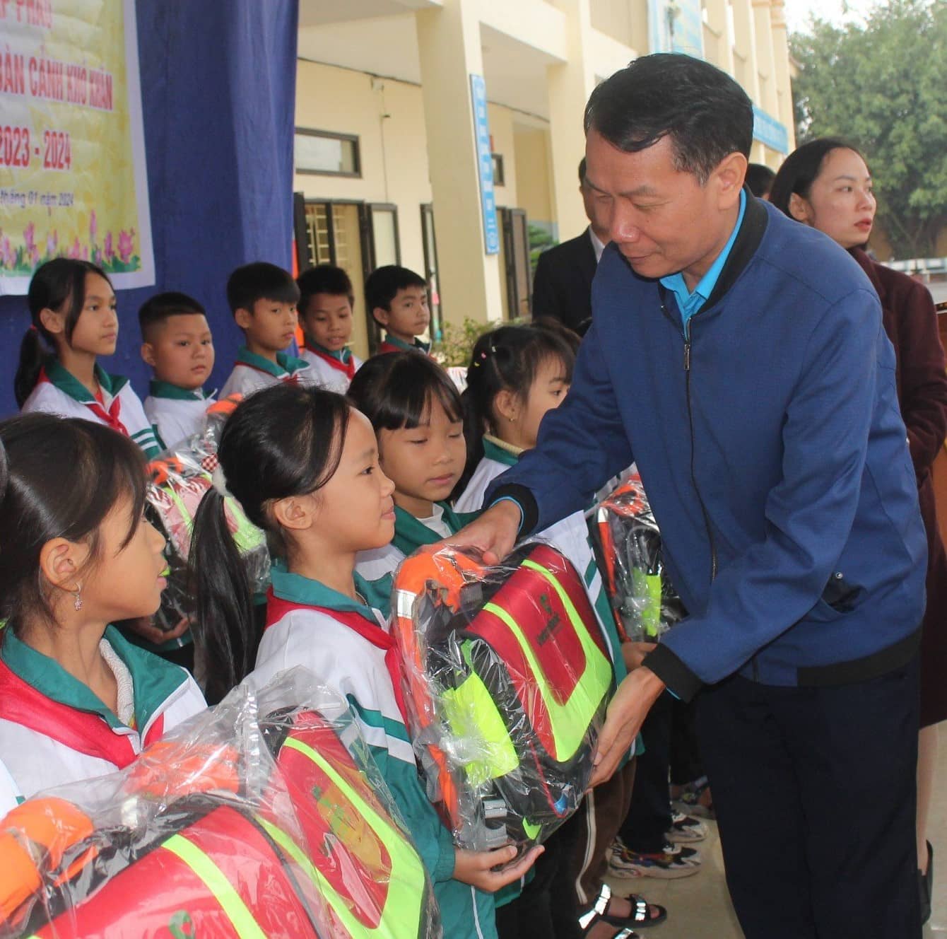 Ông Nguyễn Đức Cường - Phó Chủ tịch LĐLĐ tỉnh Ninh Bình trao cặp phao cho các em học sinh. Ảnh: Xuân Hùng