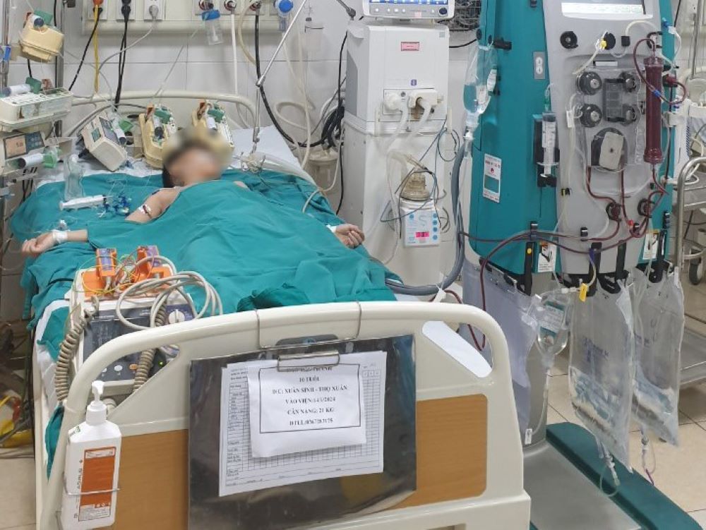 Một trong 2 em nhỏ đang được cấp cứu, điều trị tại Bệnh viện Nhi Thanh Hóa do bị co giật sau khi ăn bim bim. Ảnh: Quách Du