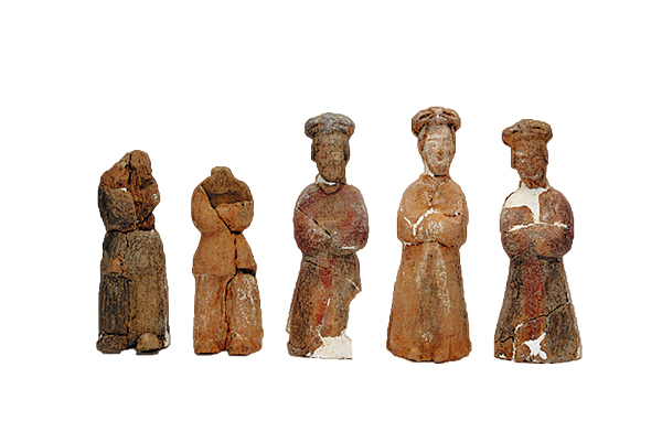 Những bức tượng nhỏ bằng đất sét được khai quật tại nghĩa trang. Ảnh: China Daily